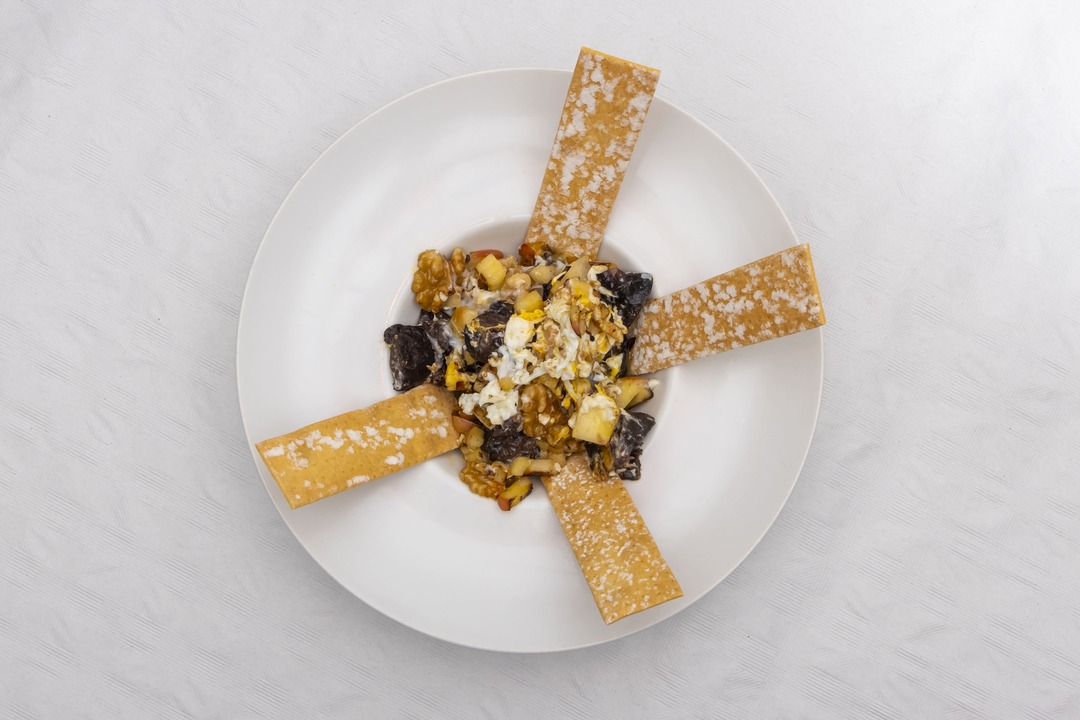 Revuelto de manzana, morcilla y nueces