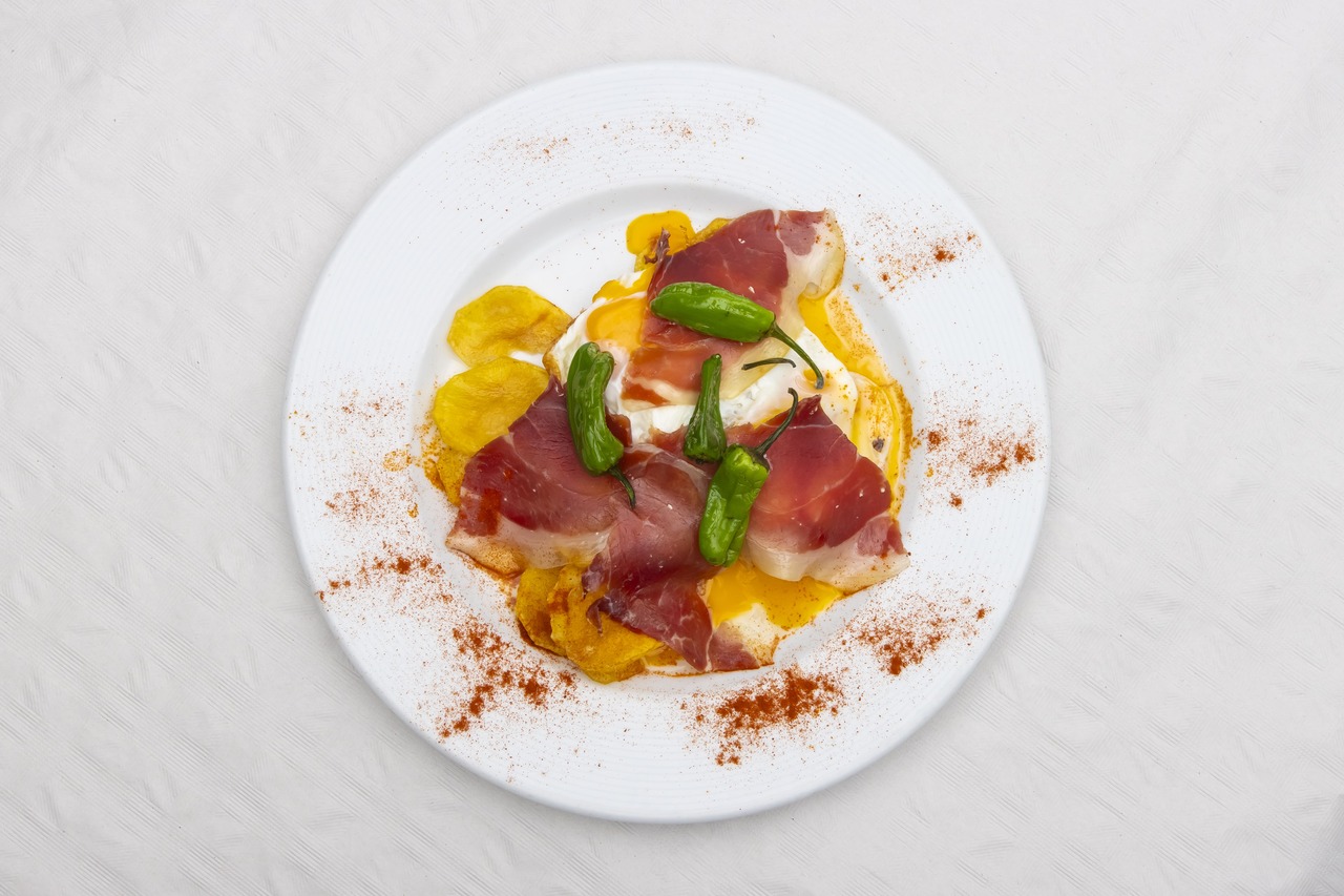 Sartén de huevos, jamón ibérico y patatas