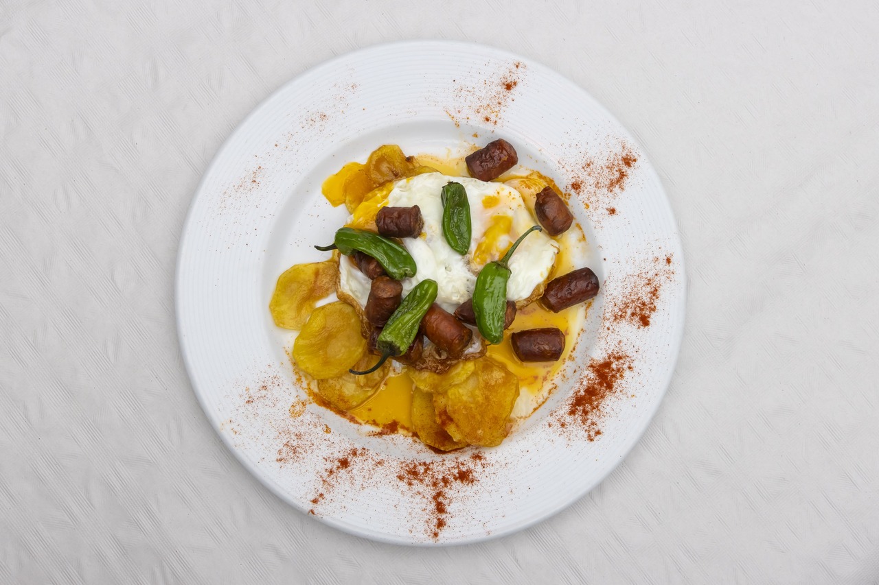 Sartén de huevos, patatas y chistorra