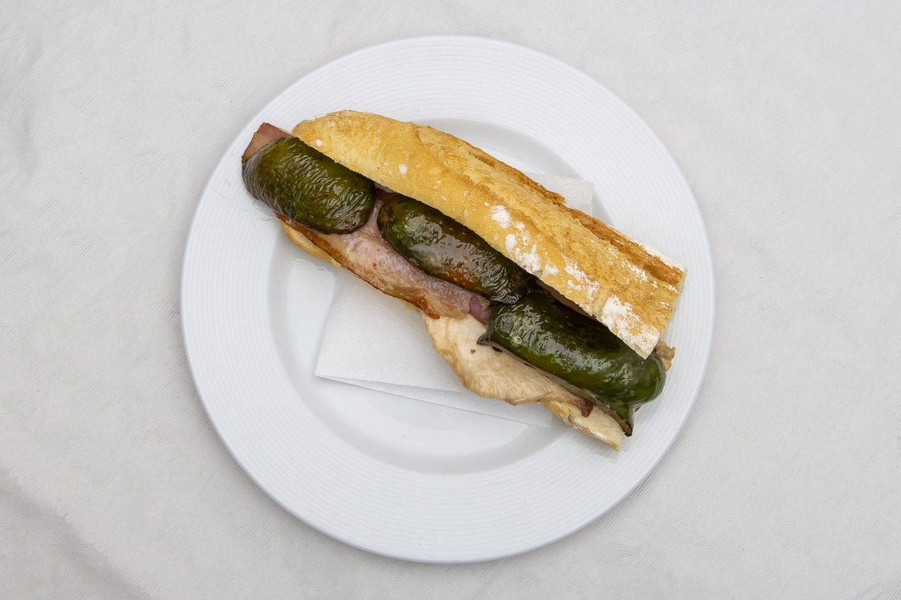 Pechuga, bacon y pimiento