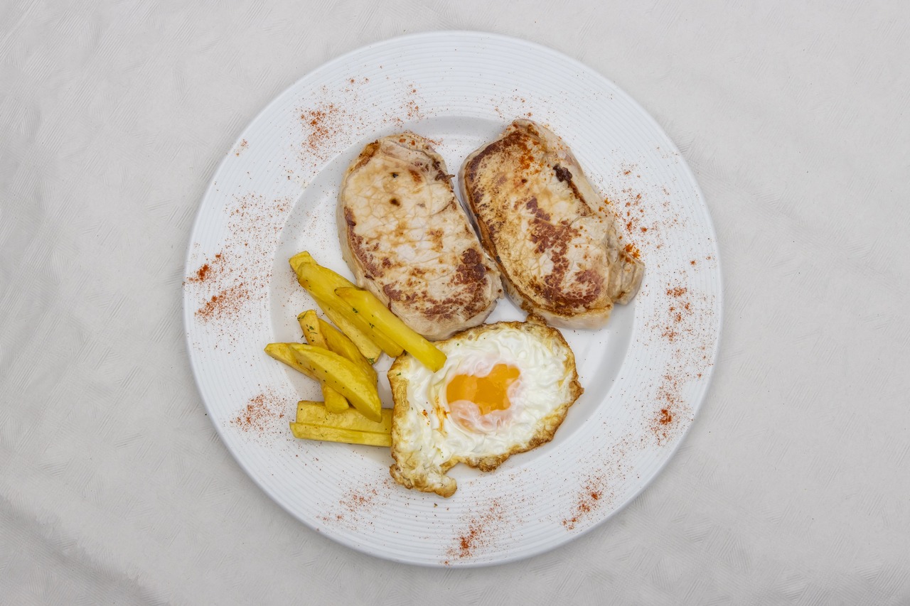 Lomo, huevo frito y patatas