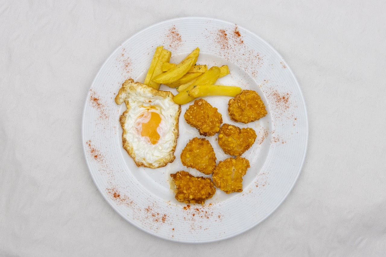 Nuggets pollo, huevo frito y patatas